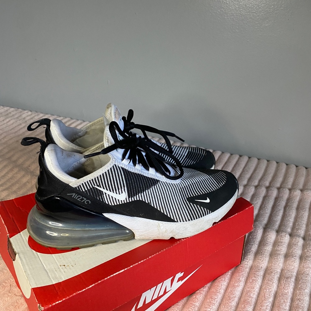 Black/white Nike Sneakers📓